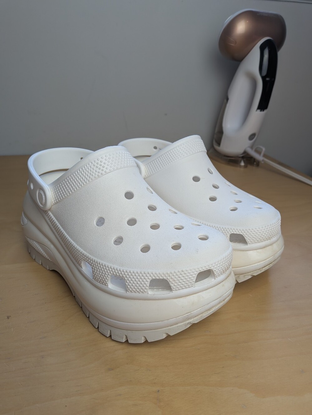 Crocs Classic Mega Crush Clog White Color Platform Sz 6 Women Maximalist Chunky